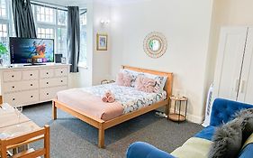 Cosy Apartments Near Hampstead Heath With Free On-Site Parking & Private Gardens, Golders Green